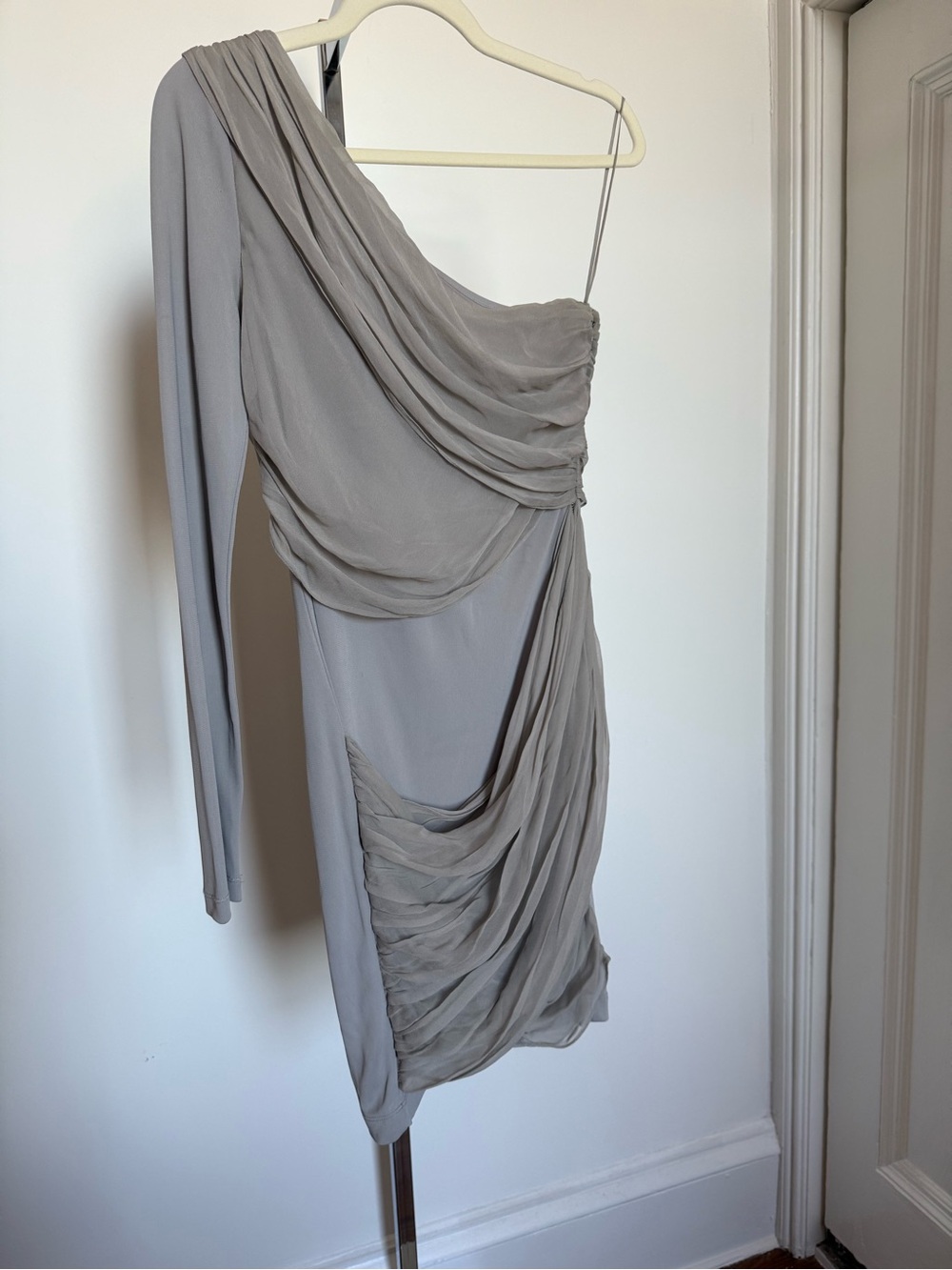 Alice + Olivia One-Shoulder Draped Silk Dress in Light Grey